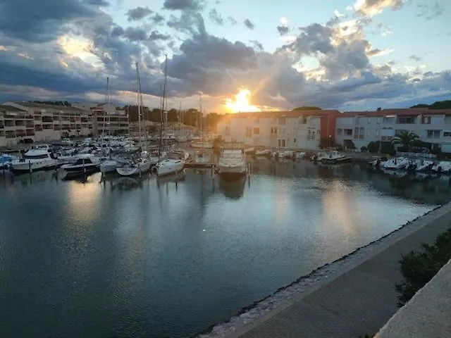 Hameau Des Capellans Duplex Avec Superbe Vue Marina Piscine Wifi Gratuit Parking Gratuit סן סיפריאן